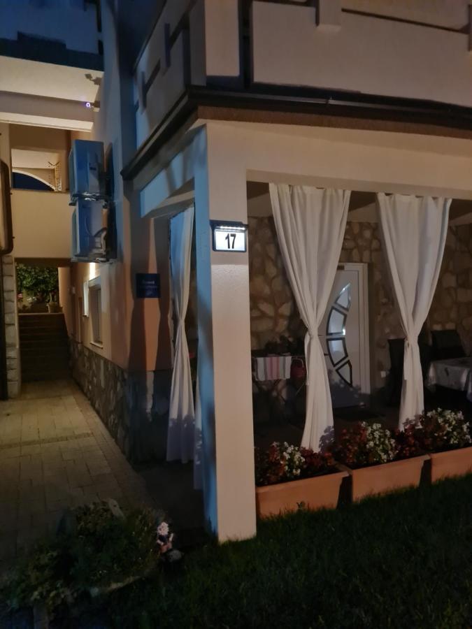 Appartamento Apartman Ruza Krk Town Esterno foto